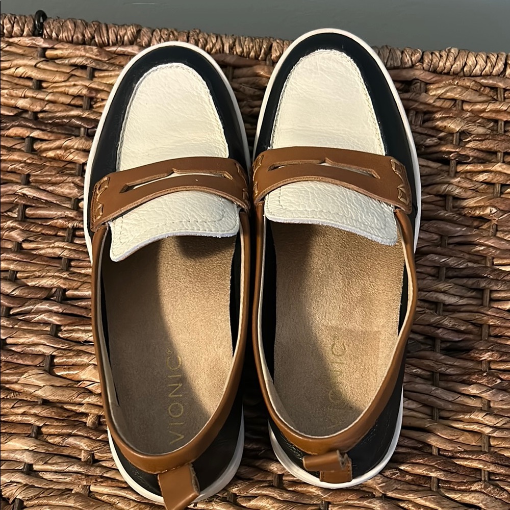 Vionic Women's Black and Tan Loafers